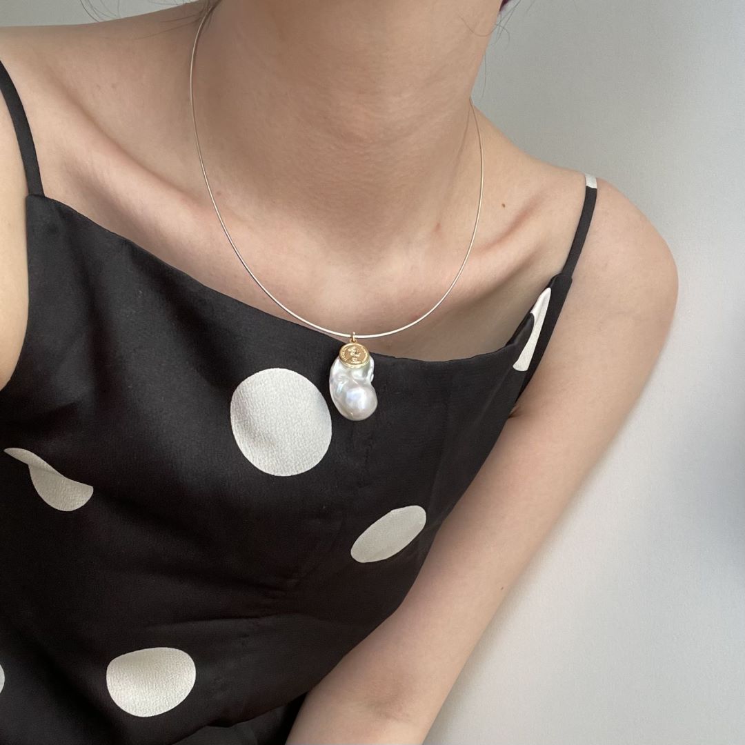 Fish Bones Lustrous surface Natural Silver Baroque Pearl Collar Choker