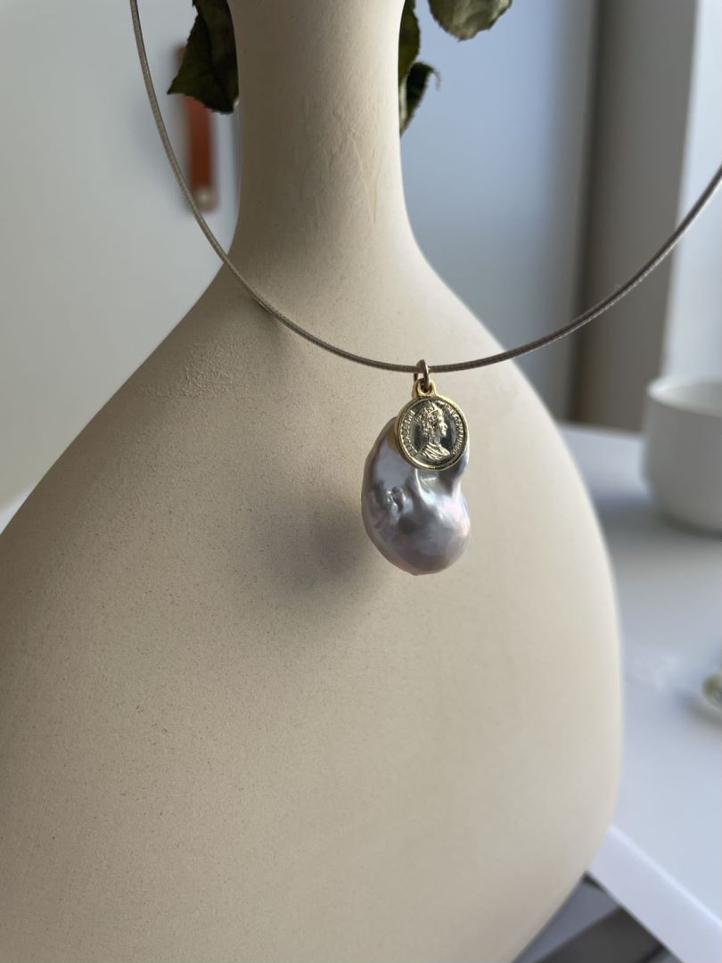 Fish Bones Lustrous surface Natural Silver Baroque Pearl Collar Choker