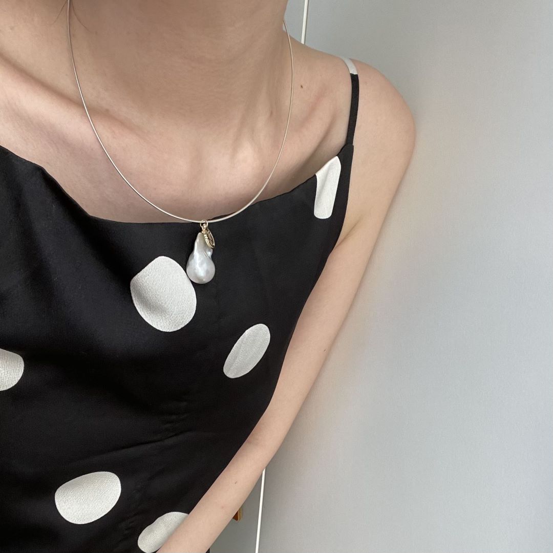 Fish Bones Lustrous surface Natural Silver Baroque Pearl Collar Choker