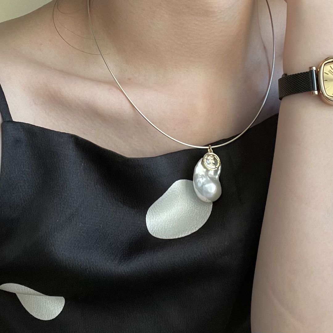 Fish Bones Lustrous surface Natural Silver Baroque Pearl Collar Choker