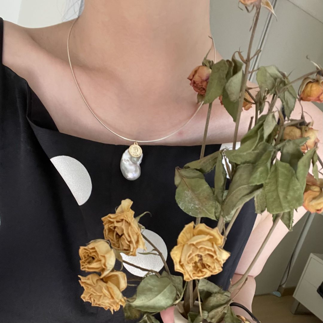 Fish Bones Lustrous surface Natural Silver Baroque Pearl Collar Choker